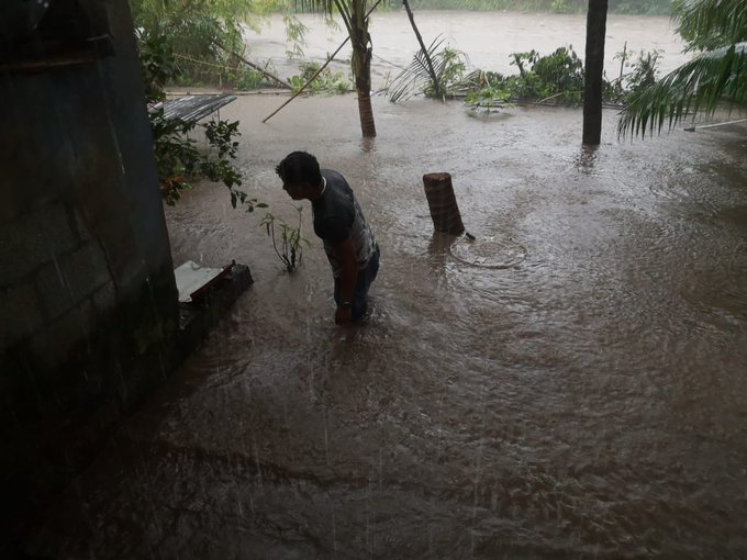 Vecinos de la aldea Nahualate 1, San José del ídolo, Suchitepéquez, fueron afectados por el desbordamiento del río Cheguez. (Foto Prensa Libre: Conred)