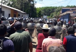 En algunos municipios se han registrado incidentes por la decisión de autoridades locales de restringir el paso por la pandemia del coronavirus. (Foto Prensa Libre: Hemeroteca PL) 