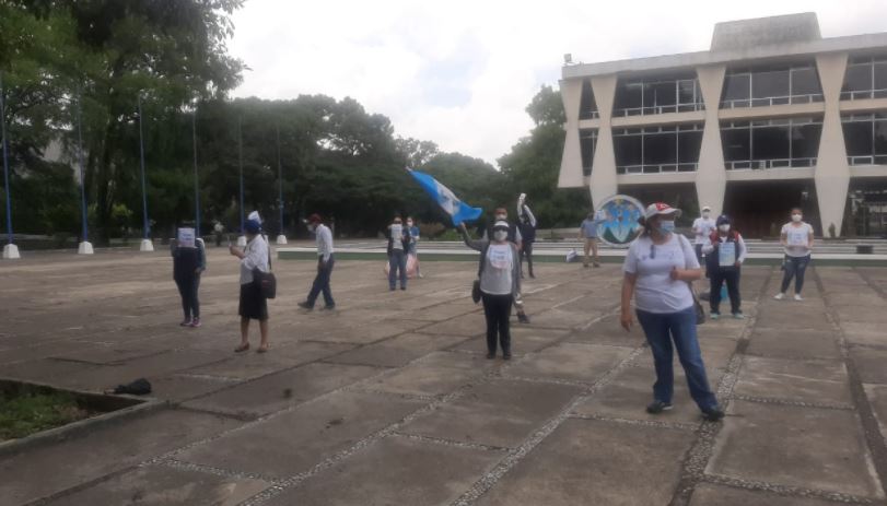 Trabajadores de Calusac manifiestan frente a la Rectoría de la Usac para exigir pago de salarios. (Foto Prensa Libre: Andrea Domínguez) 