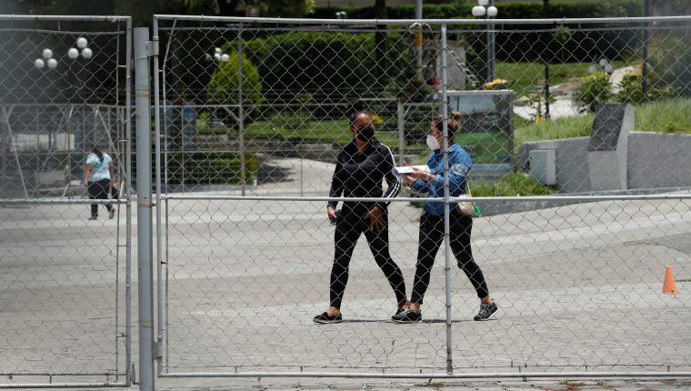 Ingreso al Parque de la Industria donde se atiende a pacientes con coronavirus. (Foto Prensa Libre: Hemeroteca PL) 