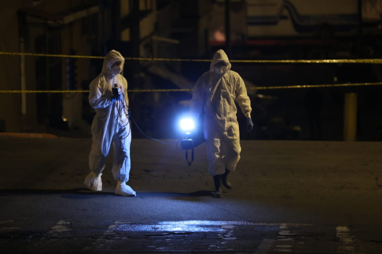 Periodistas de Prensa Libre y Noticiero Guatevisión captados durante una cobertura afuera de un albergue para personas sin hogar, durante la pandemia de coronavirus. (Foto Prensa Libre:  Érick Ávila)