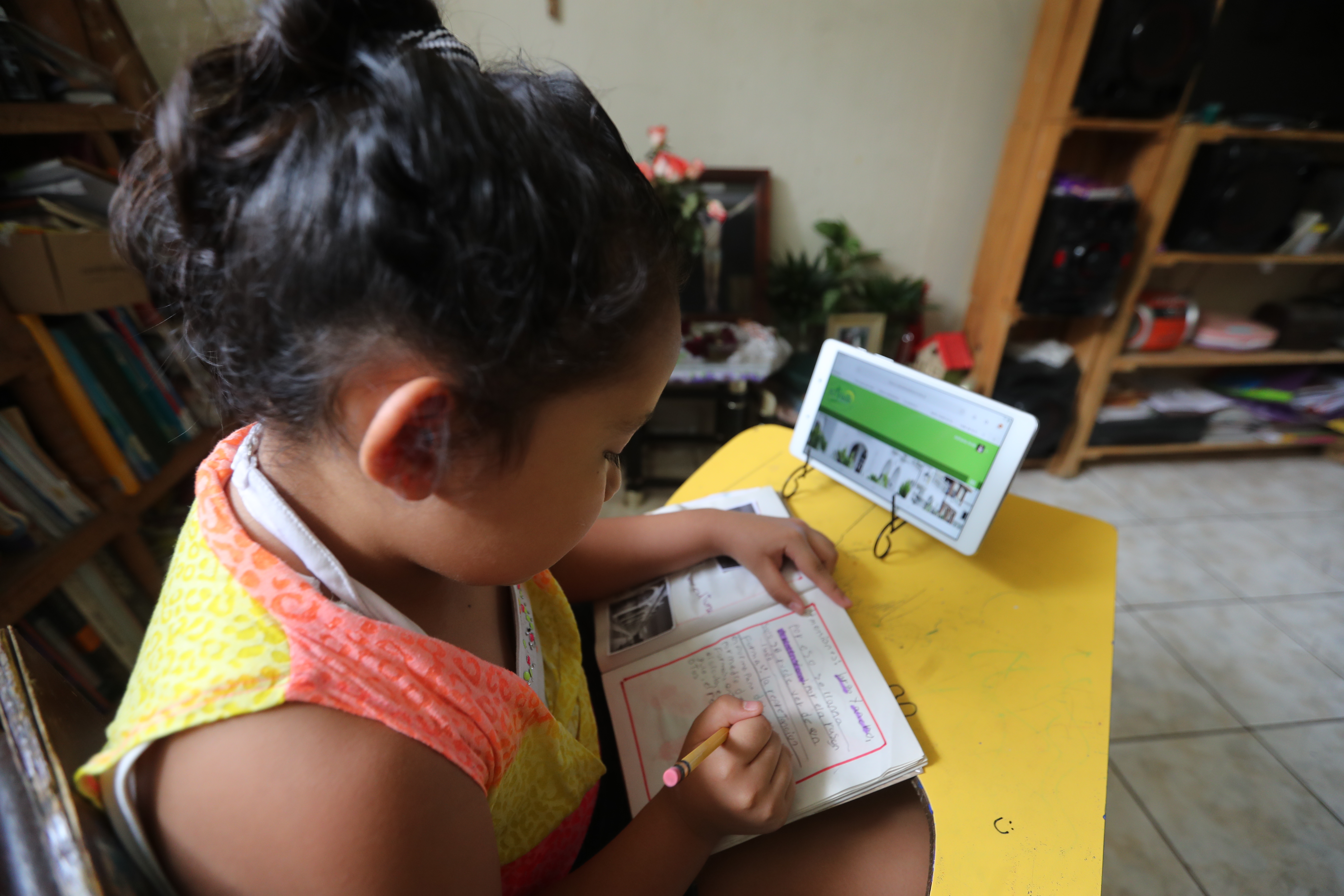 Niños han tenido que usar la tecnología, guías educativas y clases por radio y tv durante la pandemia. (Foto: Hemeroteca PL)