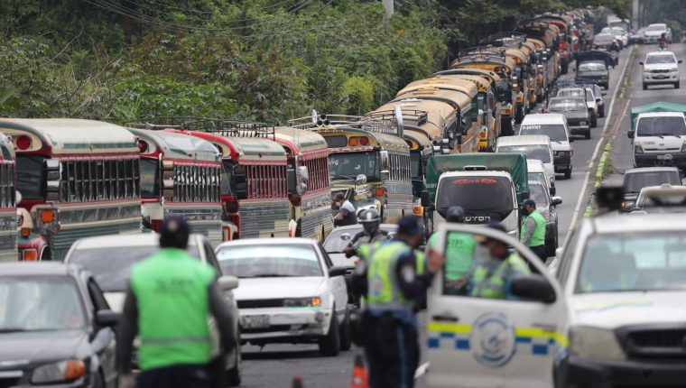 El sistema de transporte público en la ciudad no ha recibido el visto bueno para su reactivación por temor a que sea foco de contagio por la pandemia, así como desacuerdos en el costo de su tarifa. Fotografía: Prensa Libre. 