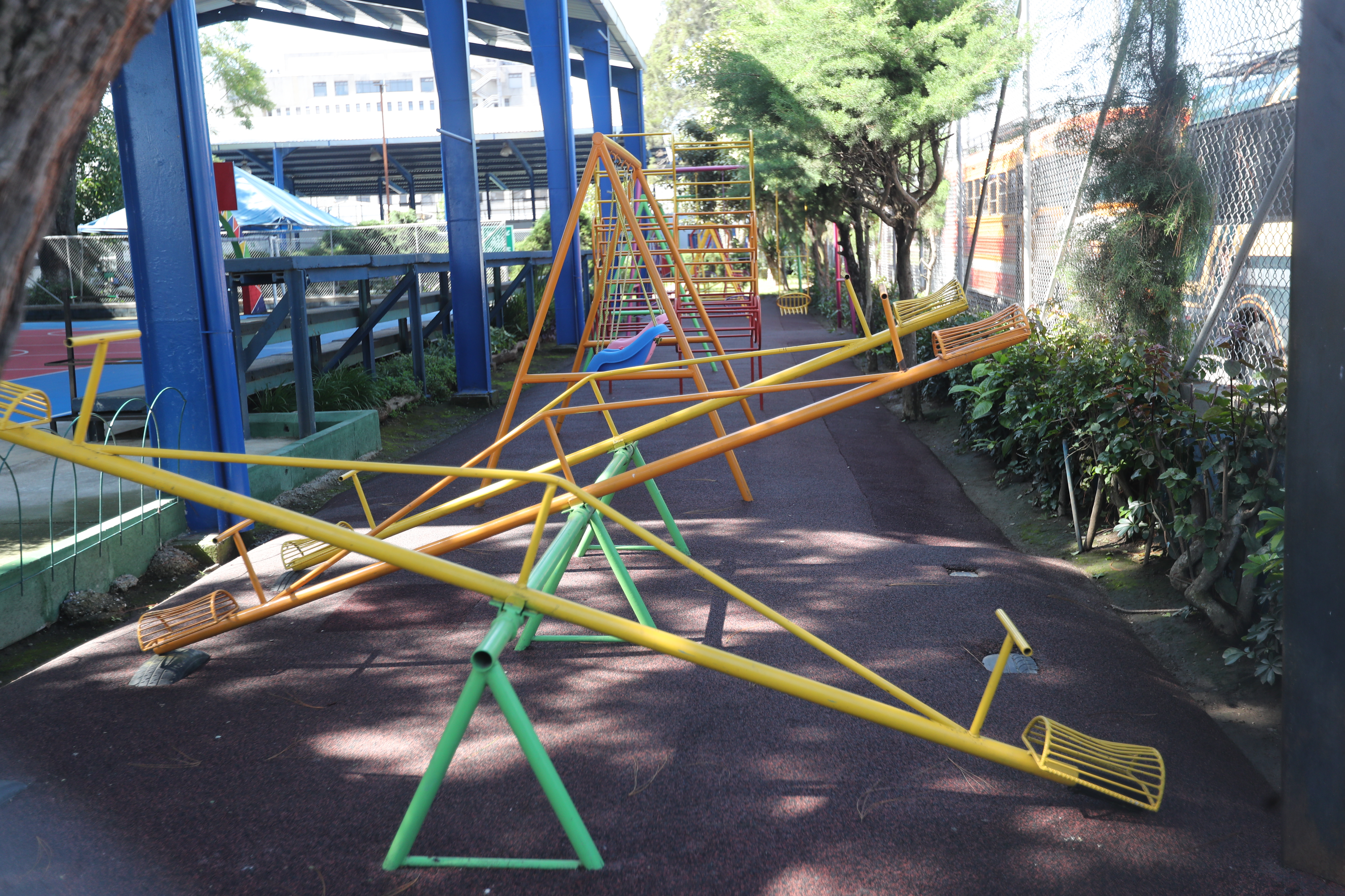 El Ministerio de cultura y deportes mantiene cerradas sus instalaciones debido a la pandemia del coronavirus las instalaciones ubicadas en el Barrio Gerona las instalaciones se observan solas sin personas que lleguen a utilizar  las canchas. (Foto Prensa Libre: Érick Ávila)