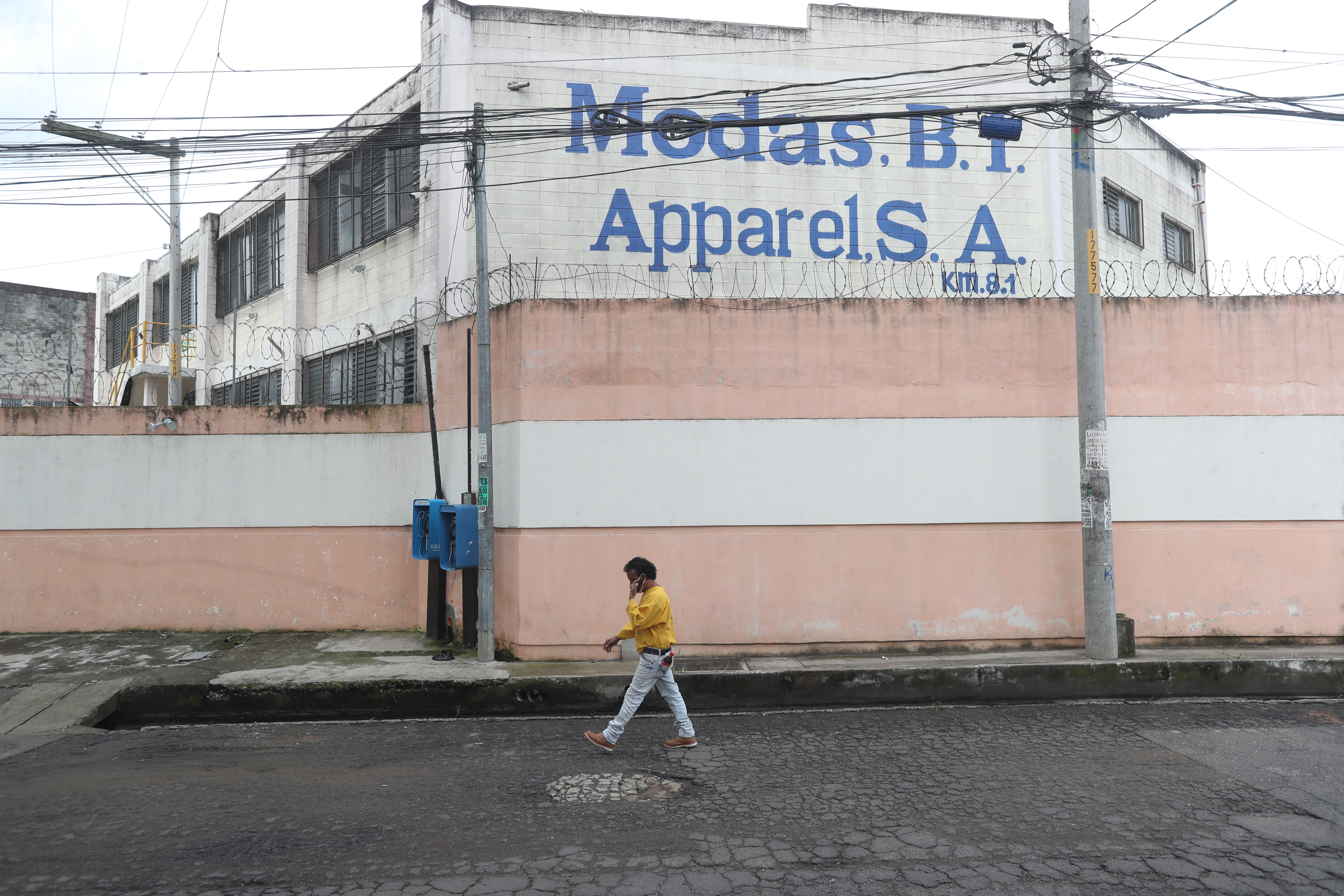 La fábrica Modas B.I Apparel cerró operaciones ante la baja de órdenes para la costura de ropa por clientes en EE. UU., y despidió a 800 trabajadores. (Foto Prensa Libre: Érick Ávila) 