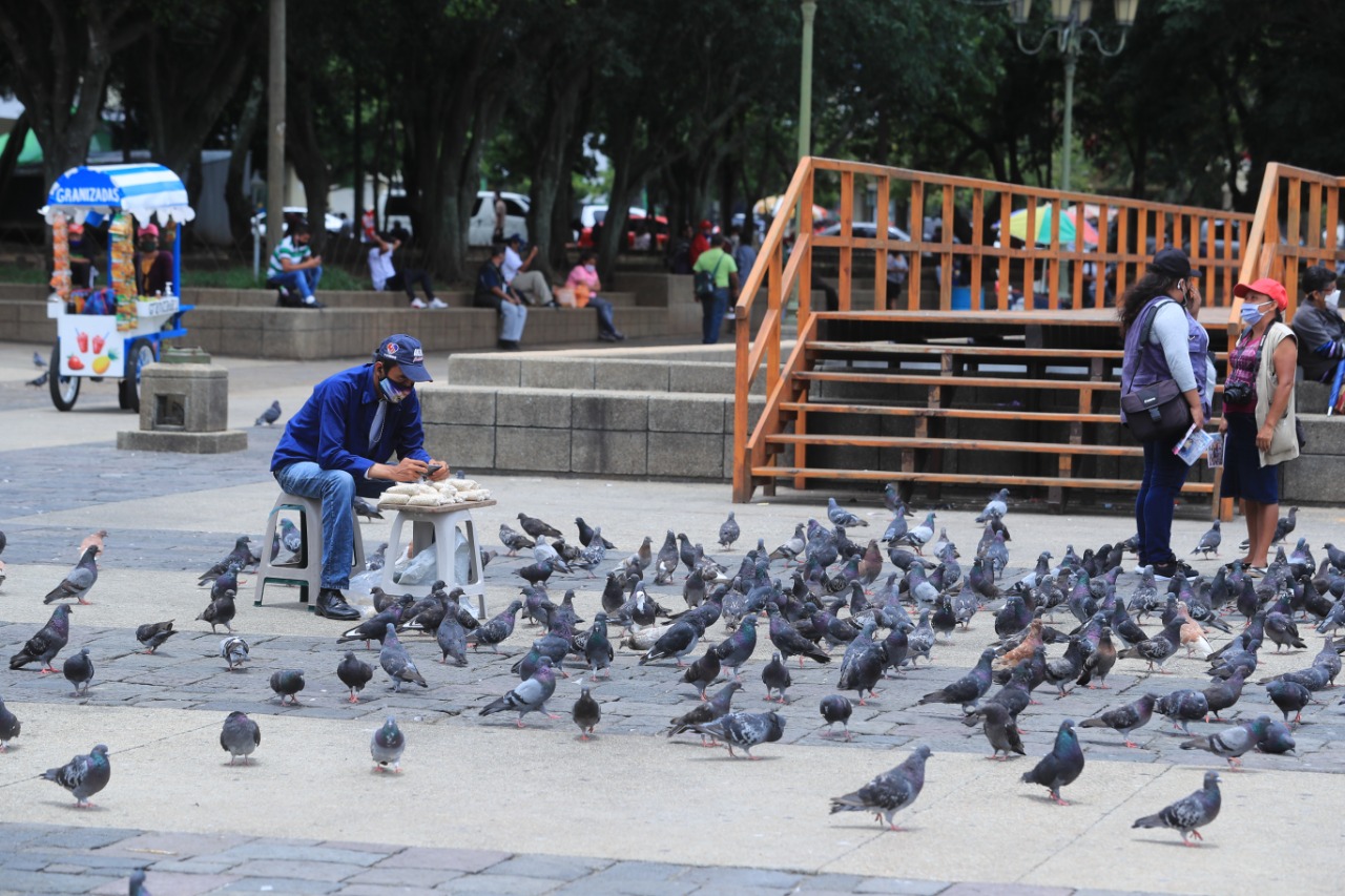 Guatemaltecos han regresado a algunas actividades comerciales luego de la apertura económica de las autoridades por la emergencia del coronavirus. (Foto Prensa Libre: Juan Diego González)