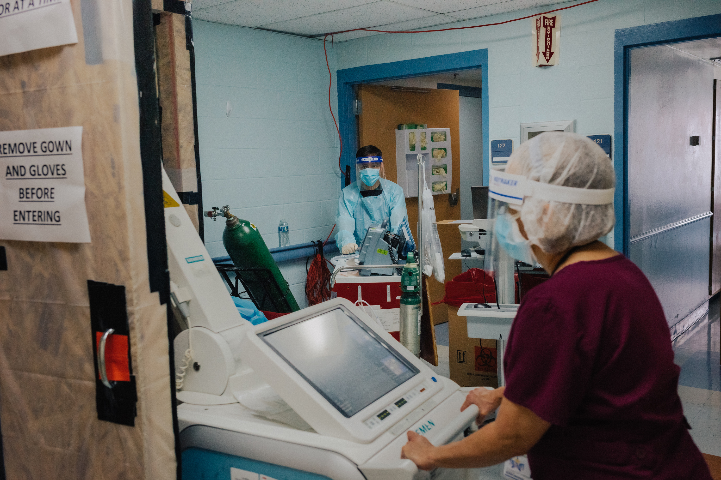 Personal médico mueve el equipo en la sala Covid-19 del Hospital Starr County Memorial, en Rio Grande City, Texas, el 31 de julio de 2020 (Foto Prensa Libre: Christopher Lee/The New York Times)