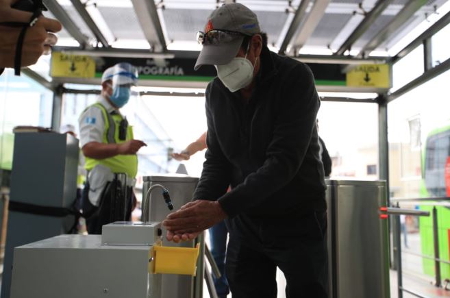 Se da una contraposición de realidades entre quienes salen a trabajar y el medio usado para el desplazamiento. (Foto Prensa Libre: Hemeroteca)