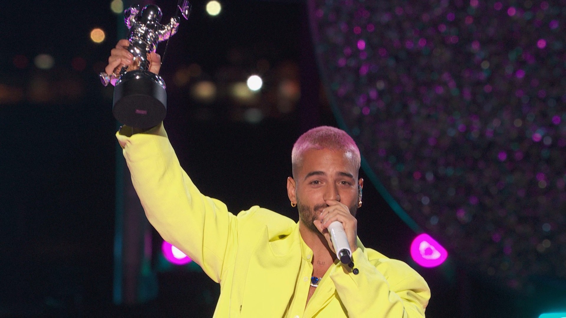 Maluma interpretó su reciente tema "Hawái" y ganó el premio a mejor canción latina por "Qué pena". (Foto Prensa Libre: EFE).