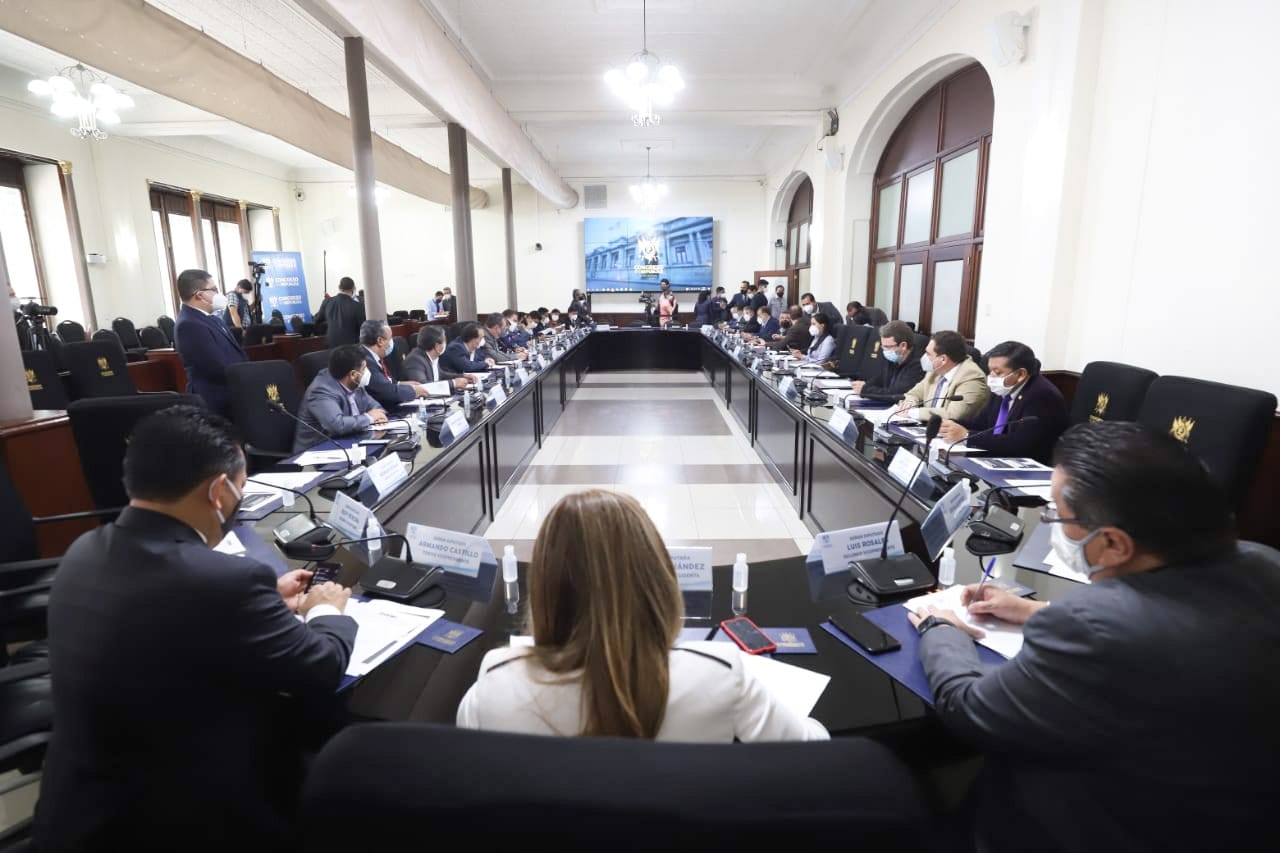 Diputados sin cumplir con el distanciamiento social durante la sesión de Jefes de Bloque de este lunes. Fotografía: Congreso de la República.