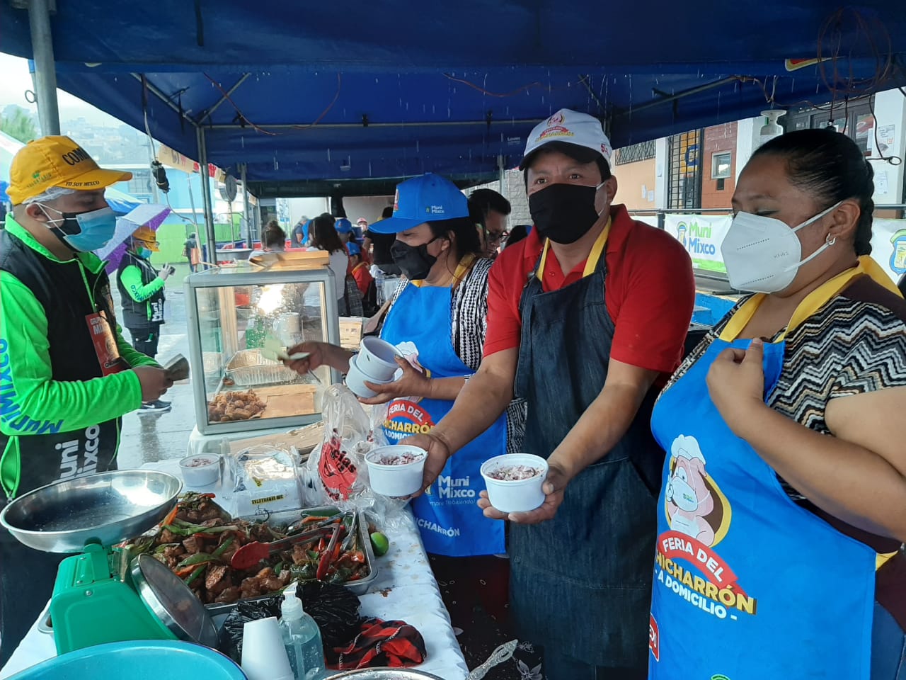 Carlos Alfredo Tan Guzmán tiene quince años de vender chicharrones en Mixco. (Foto Prensa Libre: Andrea Dominguez)