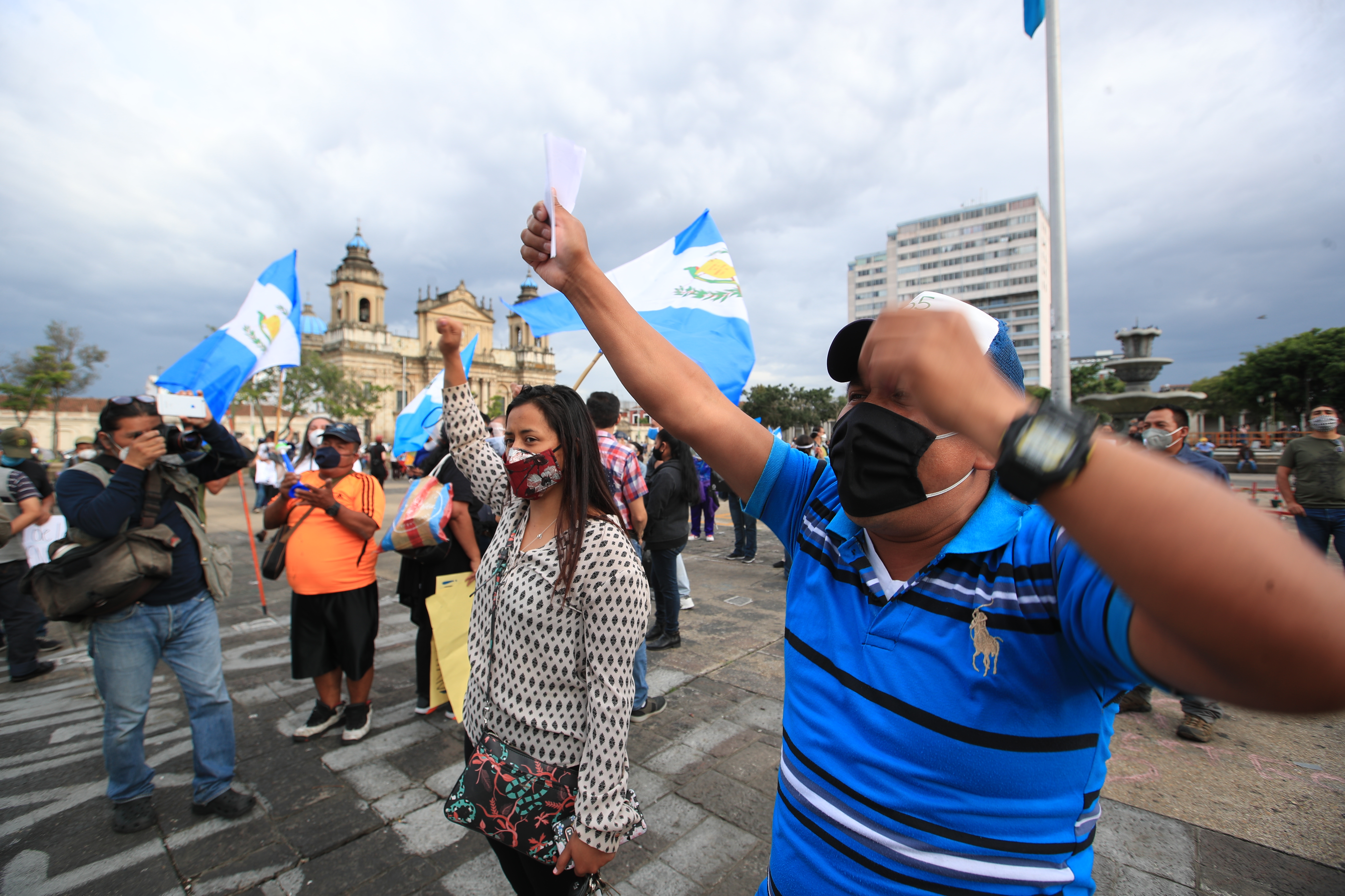 En la Plaza de la Constitución decenas de personas piden transparencia al gobierno en la emergencia por coronavirus. (Foto Prensa Libre: Carlos Hernández)  