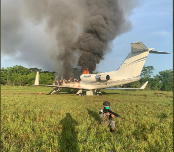 Aeronave encontrada en Petén aún en llamas. Foto Prensa Libre: EJército. 