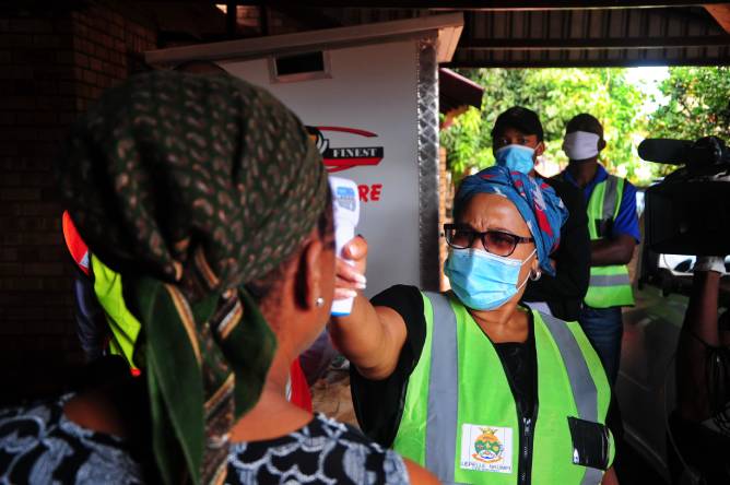 Una mujer realiza controles de temperatura en Limpopo (Sudáfrica). (Foto Prensa Libre: Shutterstock)