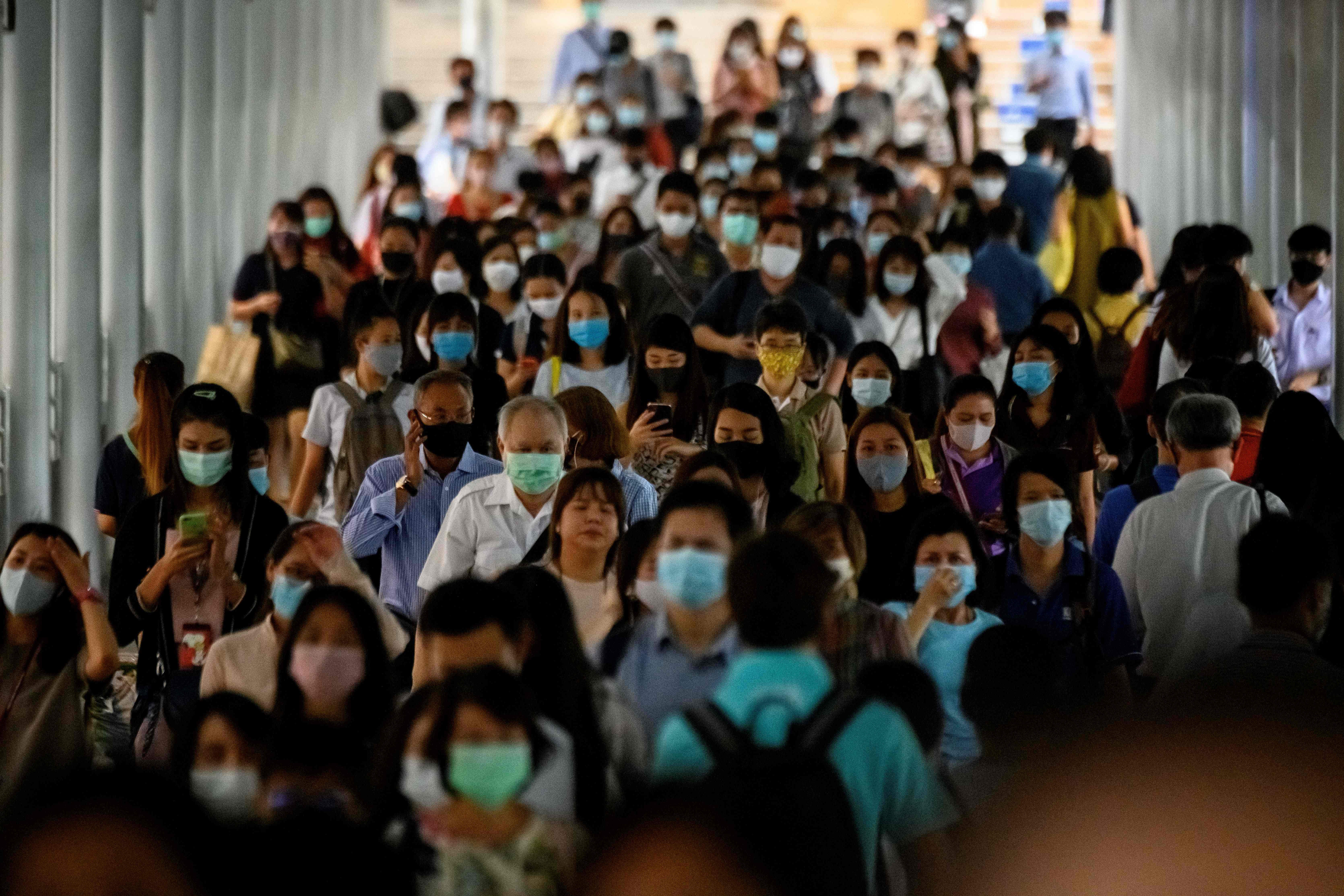 Una persona asintomática, un ambiente cerrado,  aglomeración de gente, es la combinación perfecta para que pueda darse un supercontagio de covid-19. (Foto Prensa Libre: AFP)