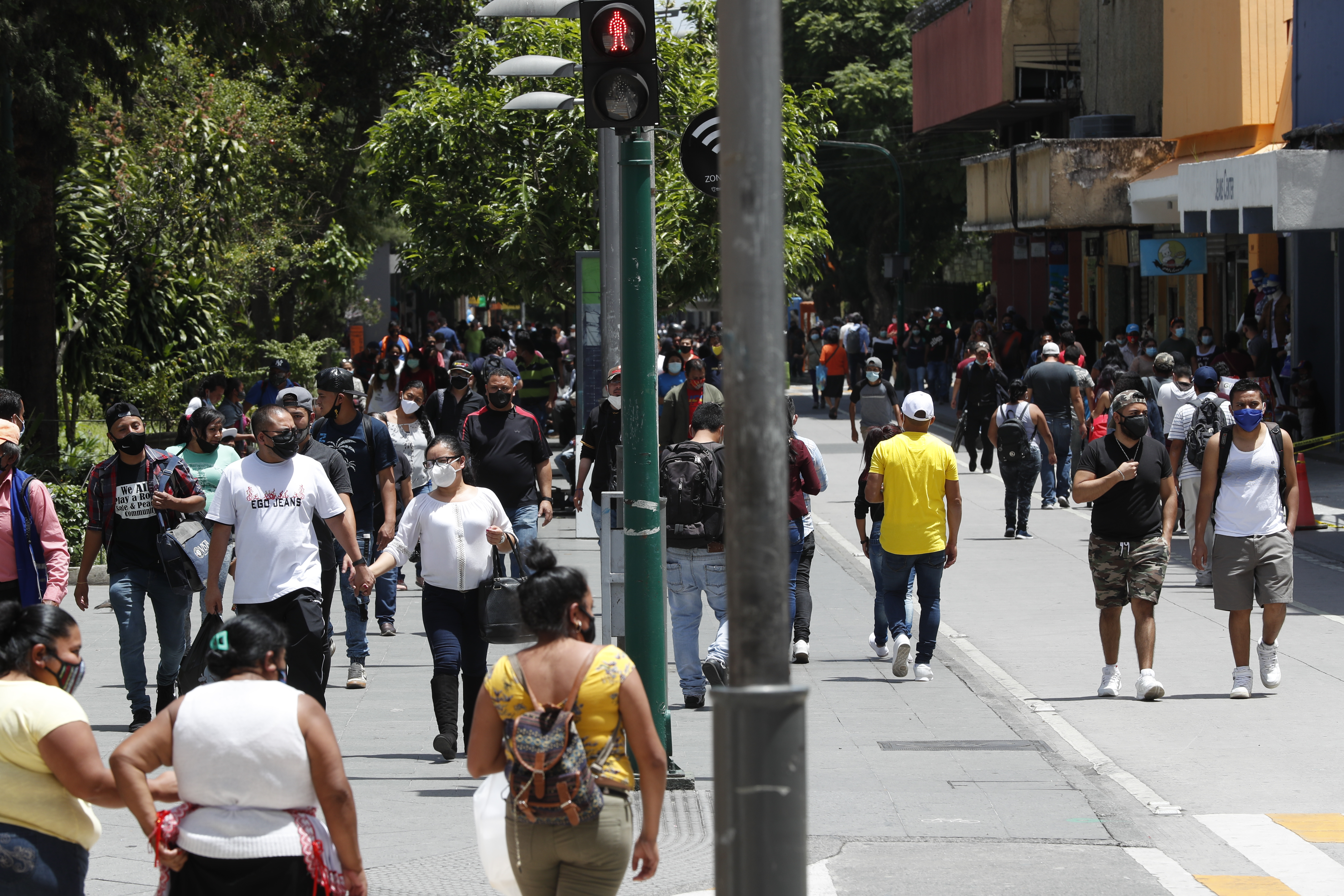 La población sigue percibiendo que lo peor de la pandemia está por venir, y esperan que los casos de contagios lleguen a 100 mil.  (Foto Prensa Libre: Hemeroteca PL)