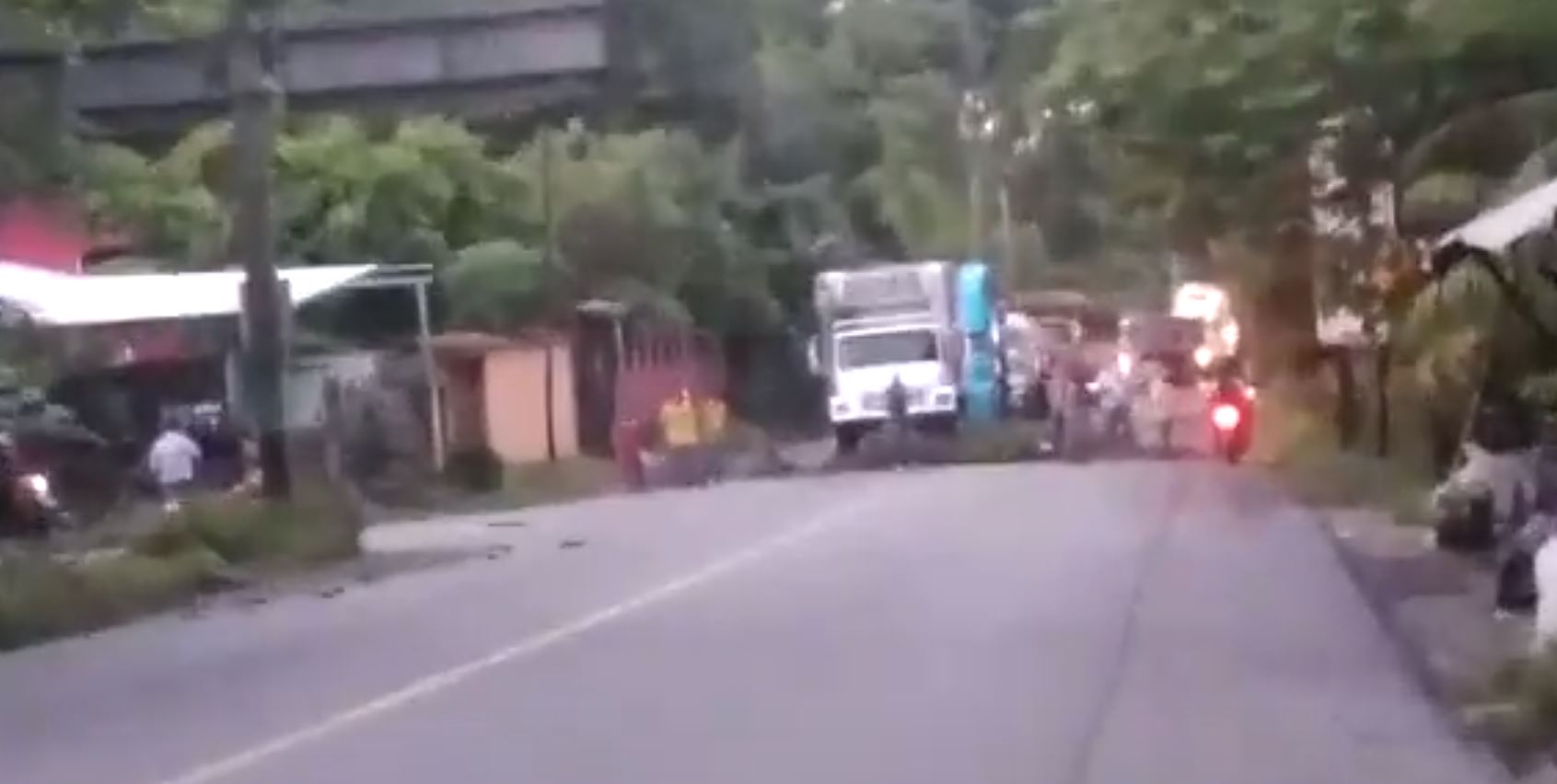 Manifestantes han colocado piedras y palos para impedir el paso en el km 283 de la ruta al Atlántico. (Foto Prensa Libre: Provial)