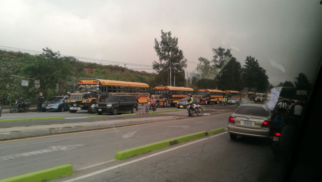 Más de 100 autobuses de transporte extraurbano de rutas cortas, de municipios del Sur de la capital, salieron a protestar para exigir que la Municipalidad de Guatemala les autorice volver a circular. 
