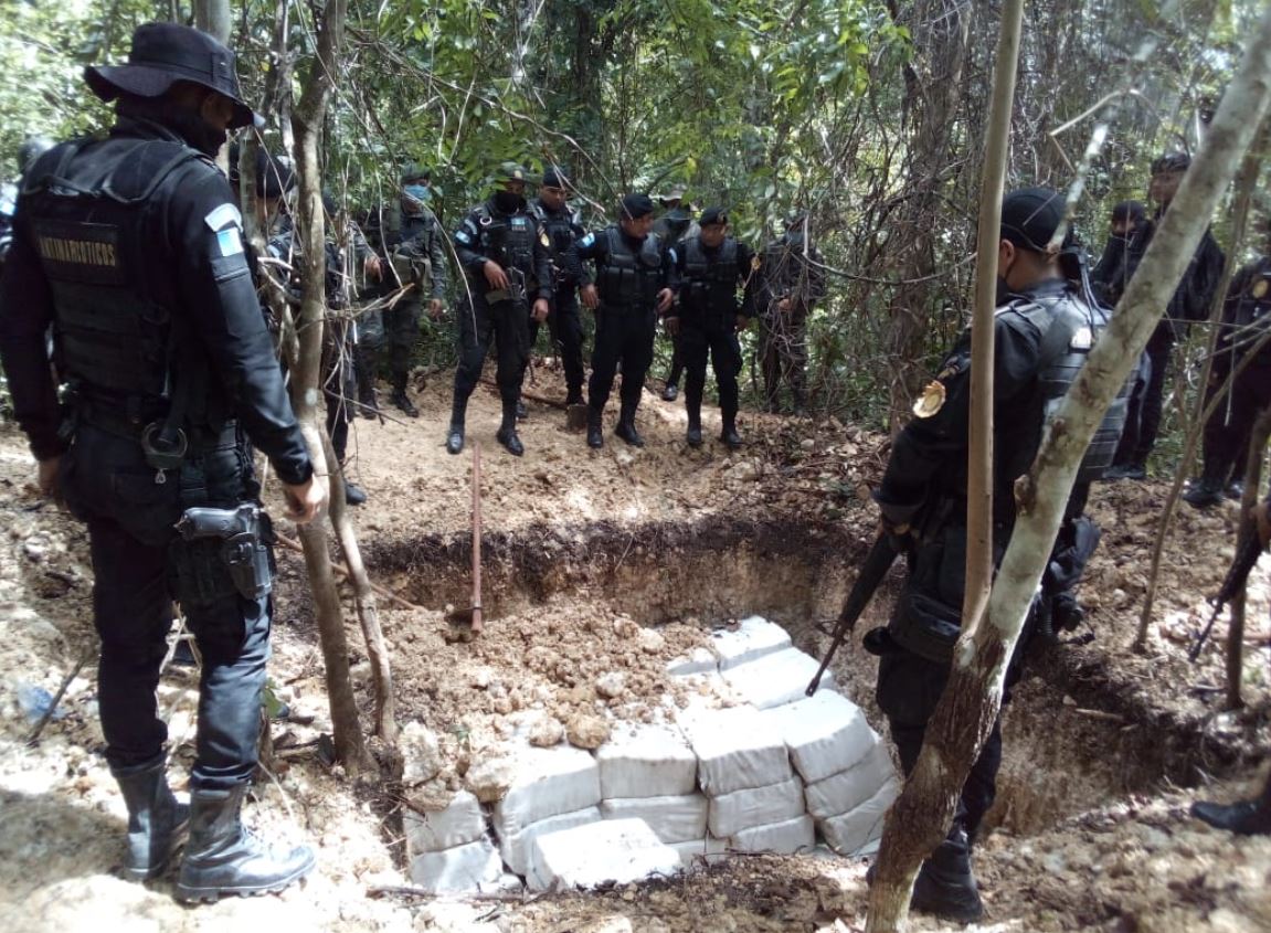 Los paquetes de cocaína fueron hallados en una zanja cerca de la aeronave. (Foto Prensa Libre: HemerotecaPL)