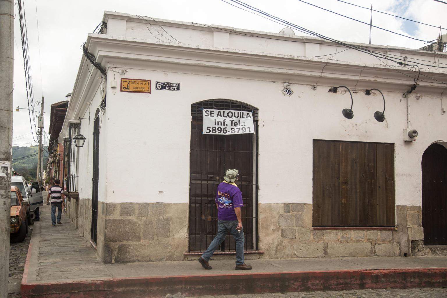 Aunque ya se empezó la reapertura de varios sectores, hay empresas y comercios que ya no  reanudarán labores y debieron cerrar en forma definitiva. (Foto Prensa Libre: EFE)