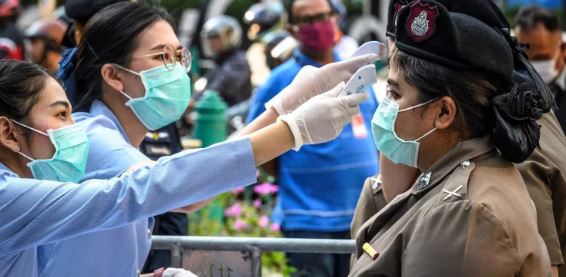 La OMS recomendó a los países que refuercen sus sistemas sanitarios para identificar nuevos casos y hacer el rastreo de contactos. (Foto Prensa Libre: AFP)