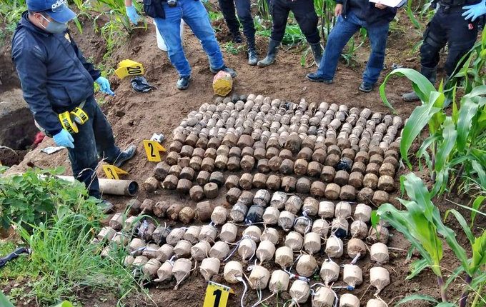 Autoridades observan ilícitos decomisados durante el estado de Sitio en Santa Catarina Ixtahuacán. (Foto Prensa Libre: Hemeroteca PL)