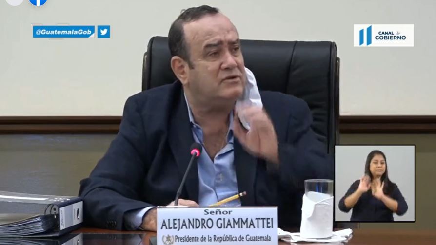 Alejandro Giammattei, presidente de la República, en reunión con alcaldes. 