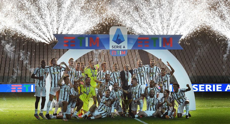 Juventus celebró este sábado con la copa de campeón de Italia. (Foto Prensa Libre: EFE).