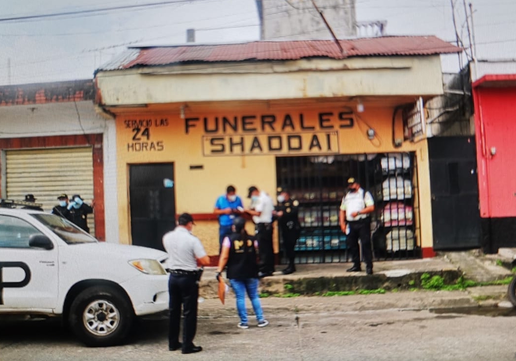 Agentes del MP y PNC catean una funeraria implicada en el doble crimen. 