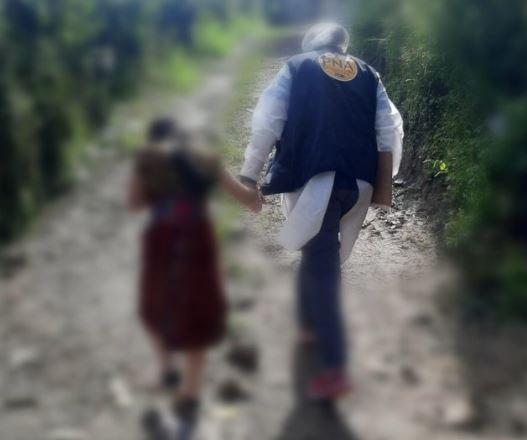 Niña que fue golpeada en San Juan Sacatepéquez, luego de ser rescatada de un pozo, es puesta a resguardo de las autoridades. (Foto Prensa Libre: MP)