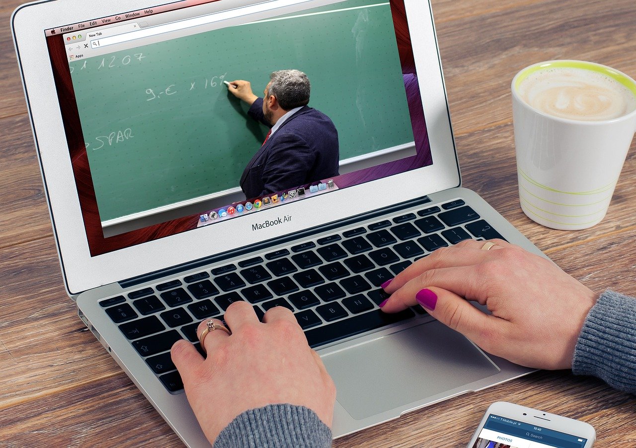 Los docentes virtuales deben practicar una metodología que combine la tecnología y las actividades prácticas en casa. (Foto Prensa Libre: Shutterstock).