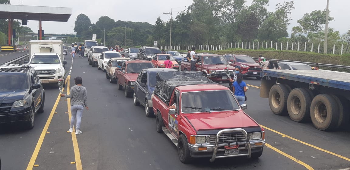 Durante el sábado 1 de agosto se observaron largas filas de vehículos que transitaron por el peaje Palín-Escuintla. (Foto Prensa Libre: Carlos Paredes)