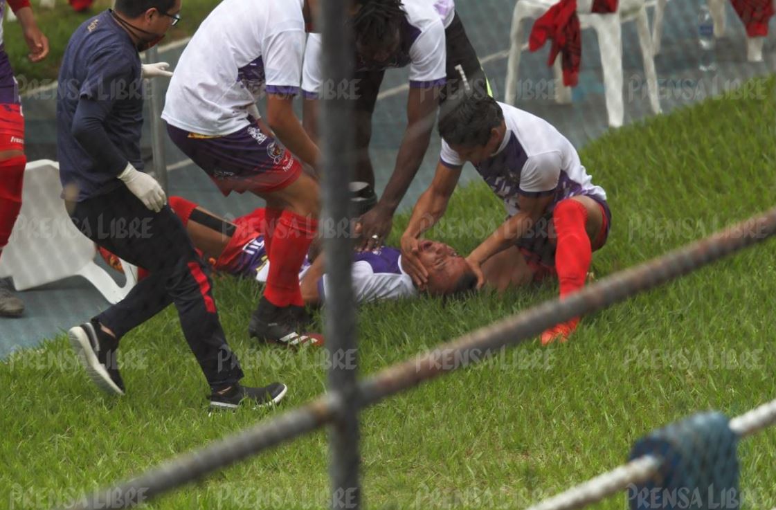 El jugador Eduardo “el Torito” Gómez, del Deportivo San Pedro, cayó mientras estaba en la banca del Estadio Doroteo Guamuch Flores. (Foto Prensa Libre: Norvin Mendoza)