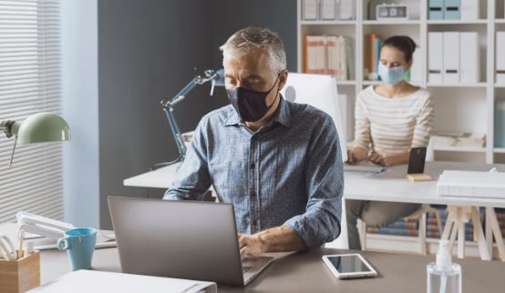 Hay dos tipos de guías, la del Ministerio de Salud y la de Trabajo, enfocadas en la seguridad y salud ocupacional. (Foto Prensa Libre: Shutterstock)