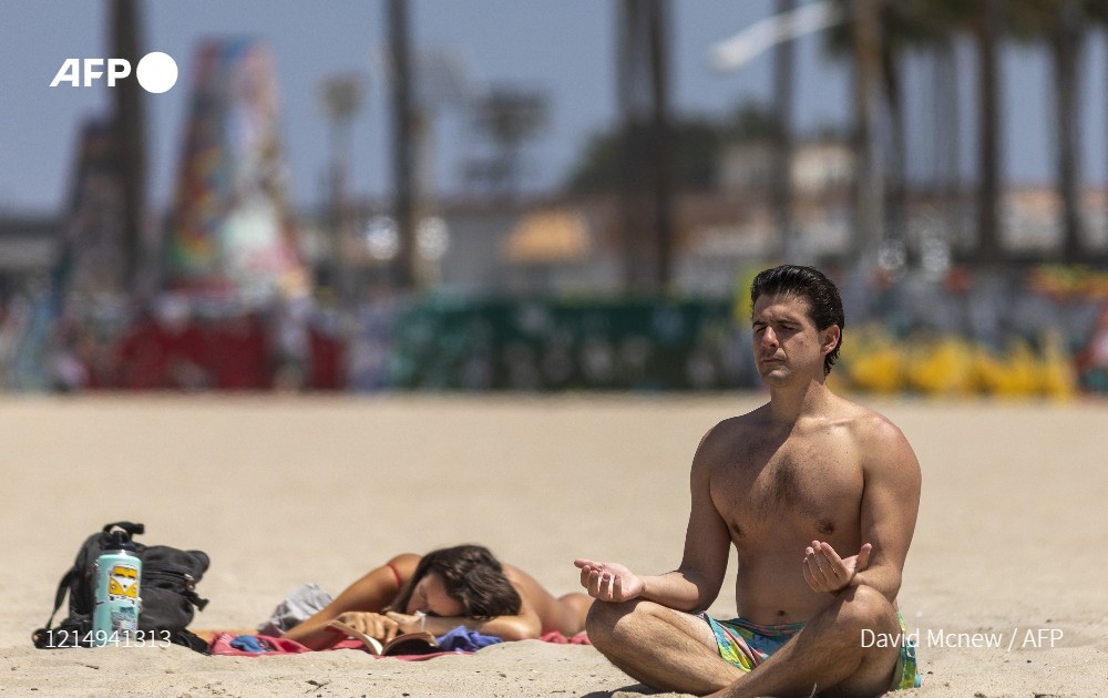 Un hombre medita en una playa de Los Ángeles, California, el 24 de mayo de 2020. (Foto Prensa Libre: Agence France-Presse)