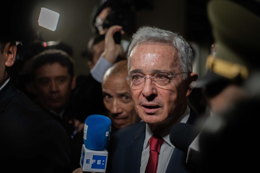 Expresidente colombiano Álvaro Uribe es reseñado como preso y pide “transparencia” en su caso. (Foto Prensa Libre: EFE)
