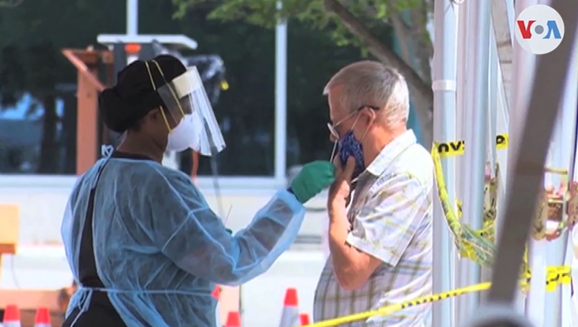 Expertos en salud cuestionan la sugerencia de los Centros para el Control y Prevención de Enfermedades de que no es necesaria una prueba de covid-19 para quienes hayan estado cerca de un infectado. (Foto Prensa Libre: Voice of America)