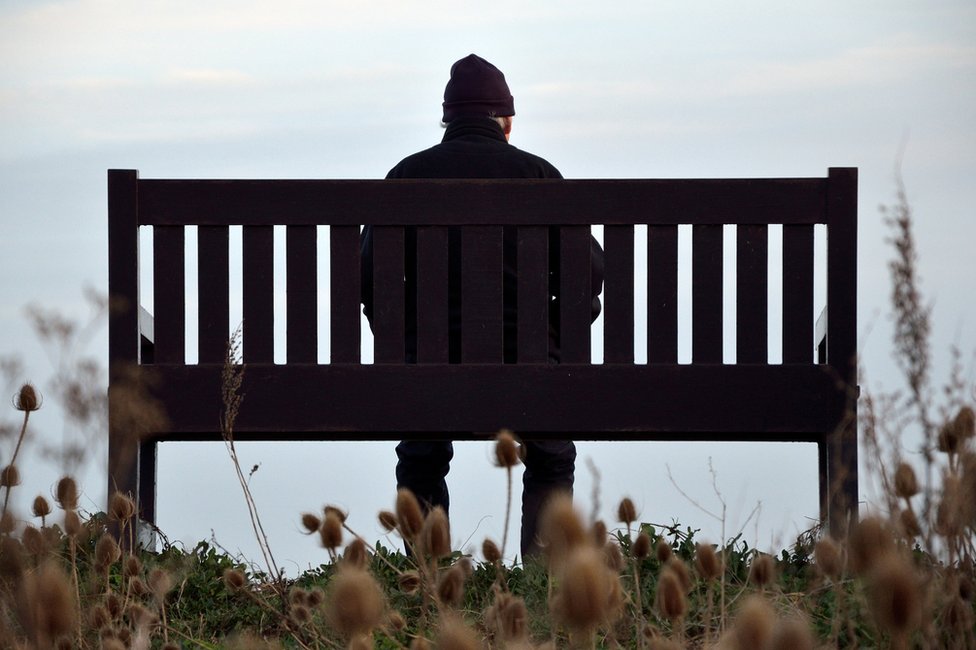 La soledad y el aislamiento son factores clave que explican por qué muchos hombres mayores de edad deciden quitarse la vida. (Foto Prensa Libre: Getty Images)