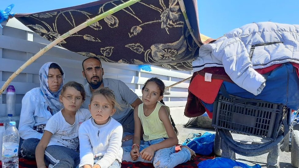 La familia Hosseini se quedó sin techo cuando el fuego destruyó su tienda en el campamento de refugiados de Moria.