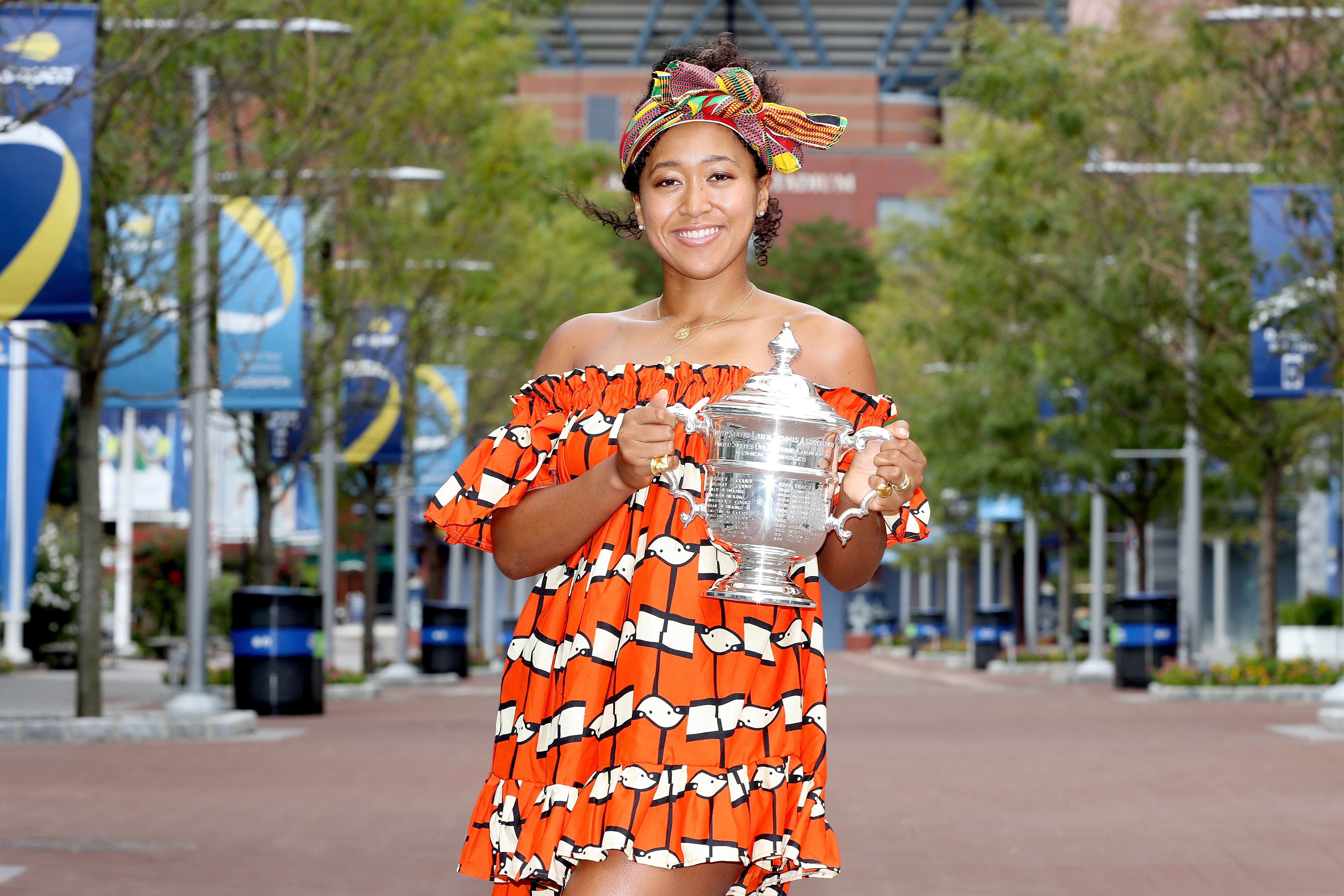 Naomi Osaka, de Japón, posa con el trofeo US Open en la sesión de fotografía de este domingo. (Foto Prensa Libre: AFP). 