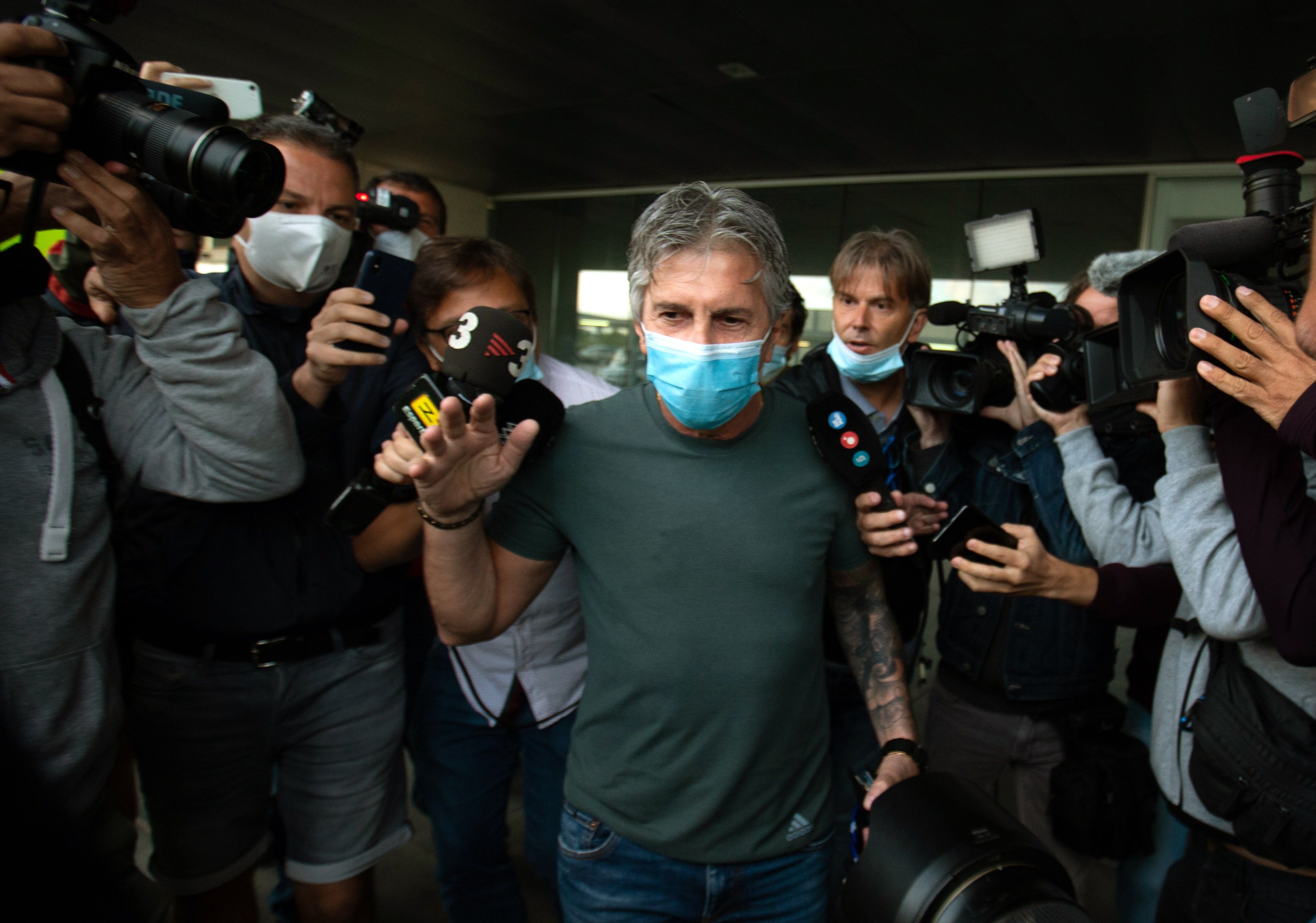 Jorge Messi, padre y agente de Lionel Messi a su llegada a la terminal de vuelos privados del Aeropuerto de Barcelona para reunirse con el presidente del FC Barcelona, Josep Maria Bartomeu. Foto EFE/ Enric Fontcuberta