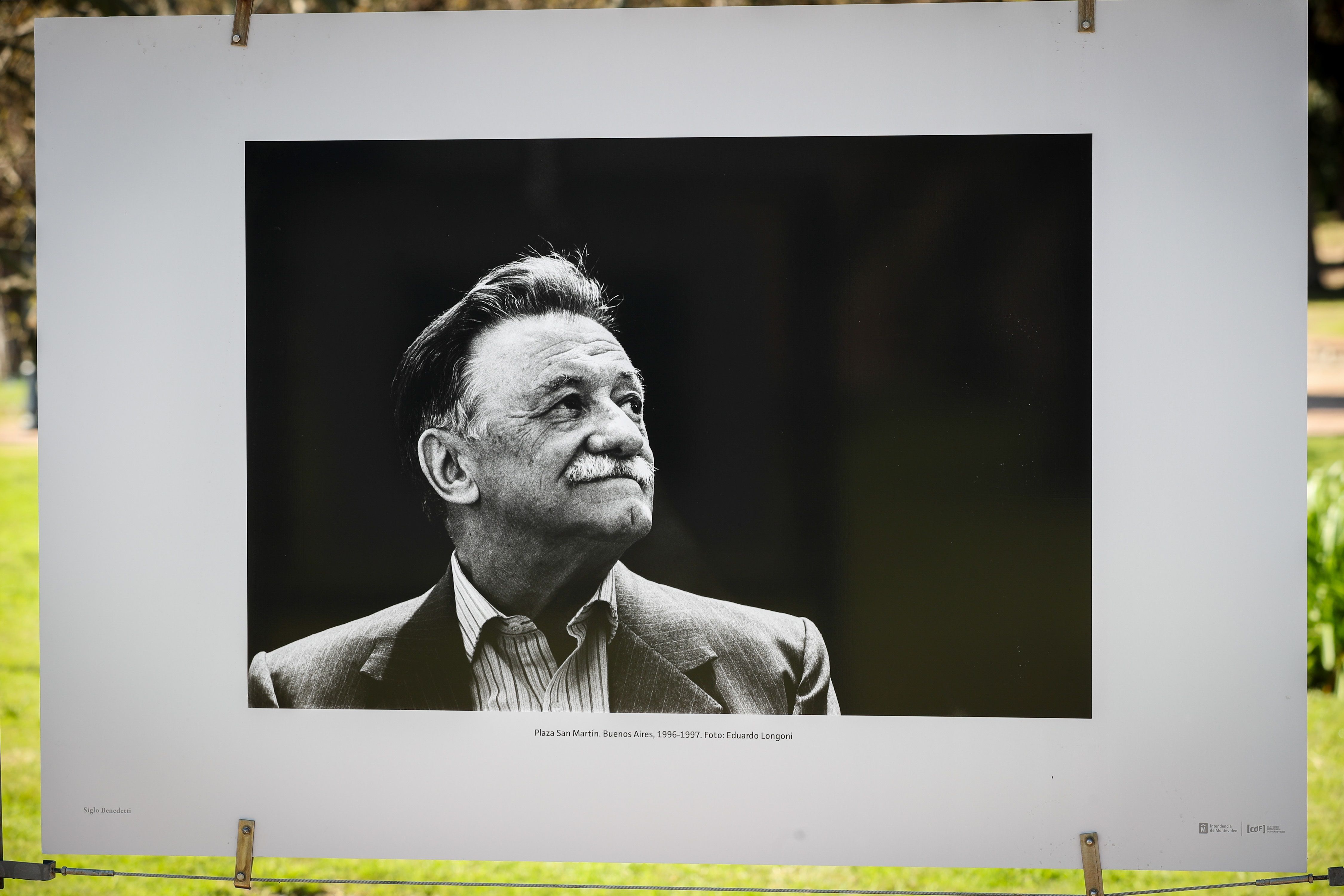 Fotografía de un retrato del escritor uruguayo Mario Benedetti hecho por el fotógrafo Eduardo Longoni la muestra homenaje en Montevideo (Uruguay). Foto Prensa Libre: EFE