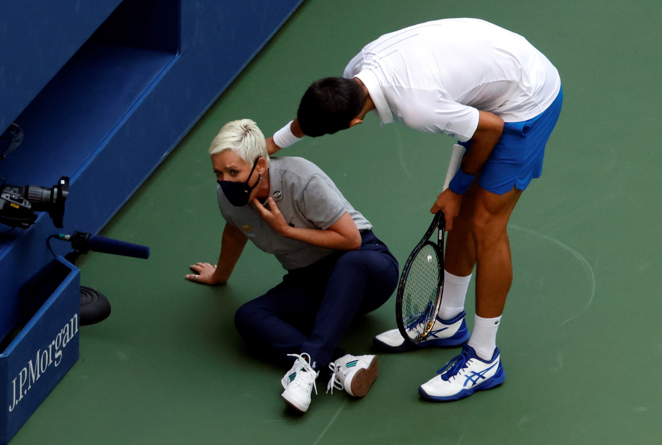 Novak Djokovic intentó ayudar a una juez de línea después de golpearla con una bola en la garganta. (Foto Prensa Libre: EFE)