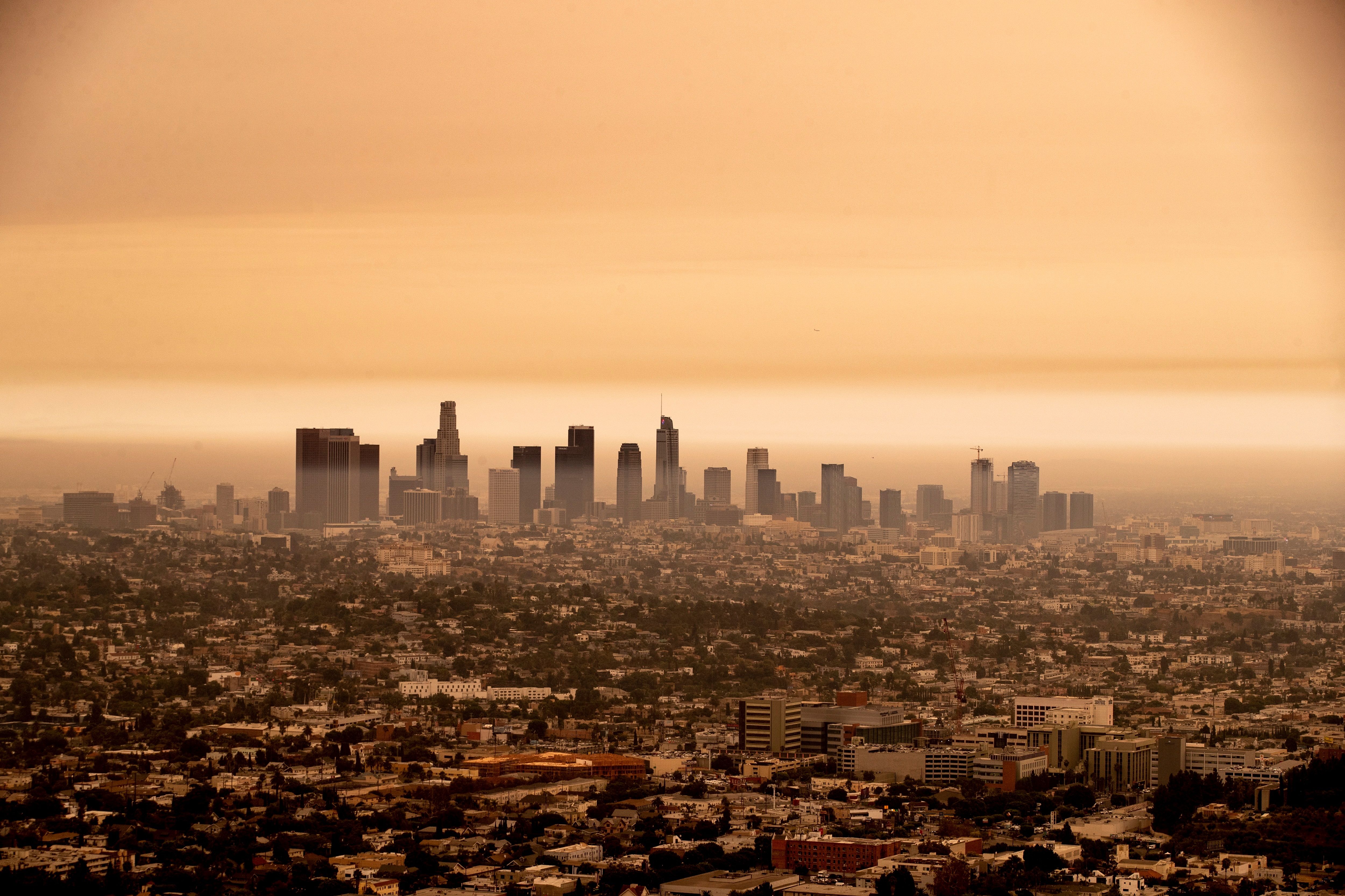 Vista del centro de Los Ángeles bajo un cielo nublado naranja por el humo de los incendios forestales de California. (Foto Prensa Libre: EFE)