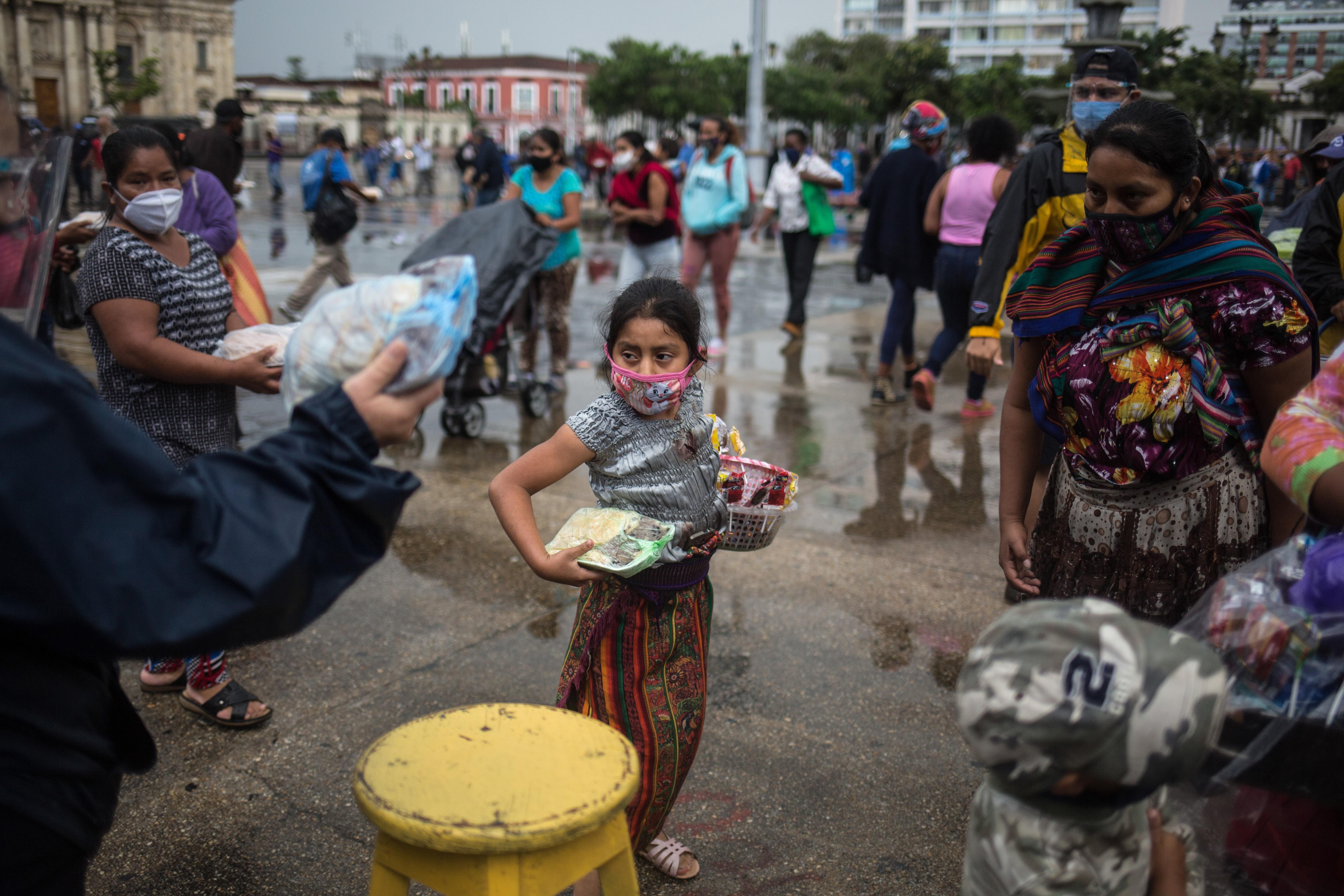 Los niños también están expuestos al coronavirus, y prueba de ello es que en lo que va de la pandemia 99 menores han muerto a causa del covid-19. (Foto Prensa Libre: EFE)