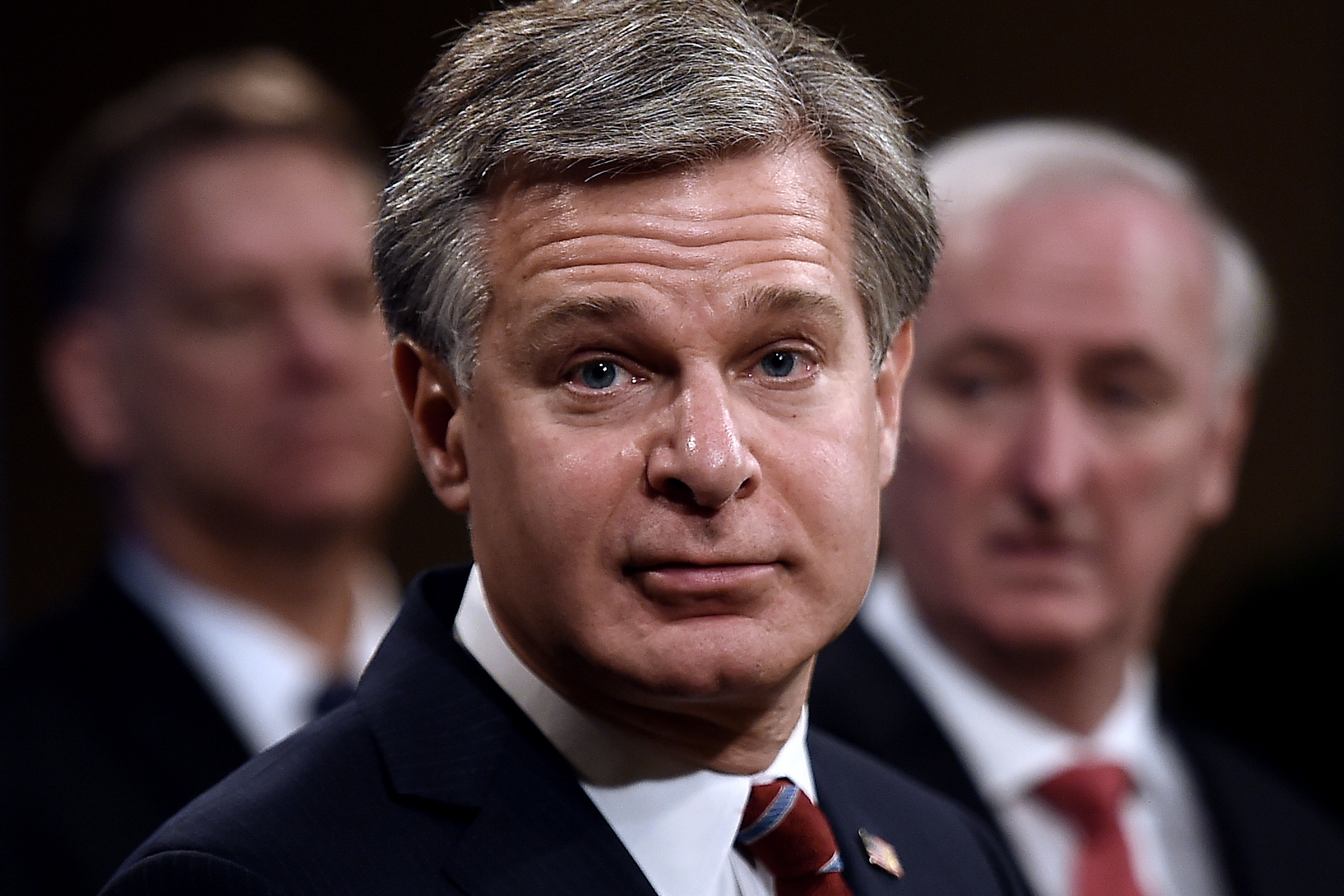 El director del Buró Federal de Investigaciones, Christopher Wray (C), dijo que los ciberataques vienen "de todas partes", incluidos grupos de piratas informáticos apoyados por naciones y otras células que se coordinan a través de las fronteras. (Foto: Efe)