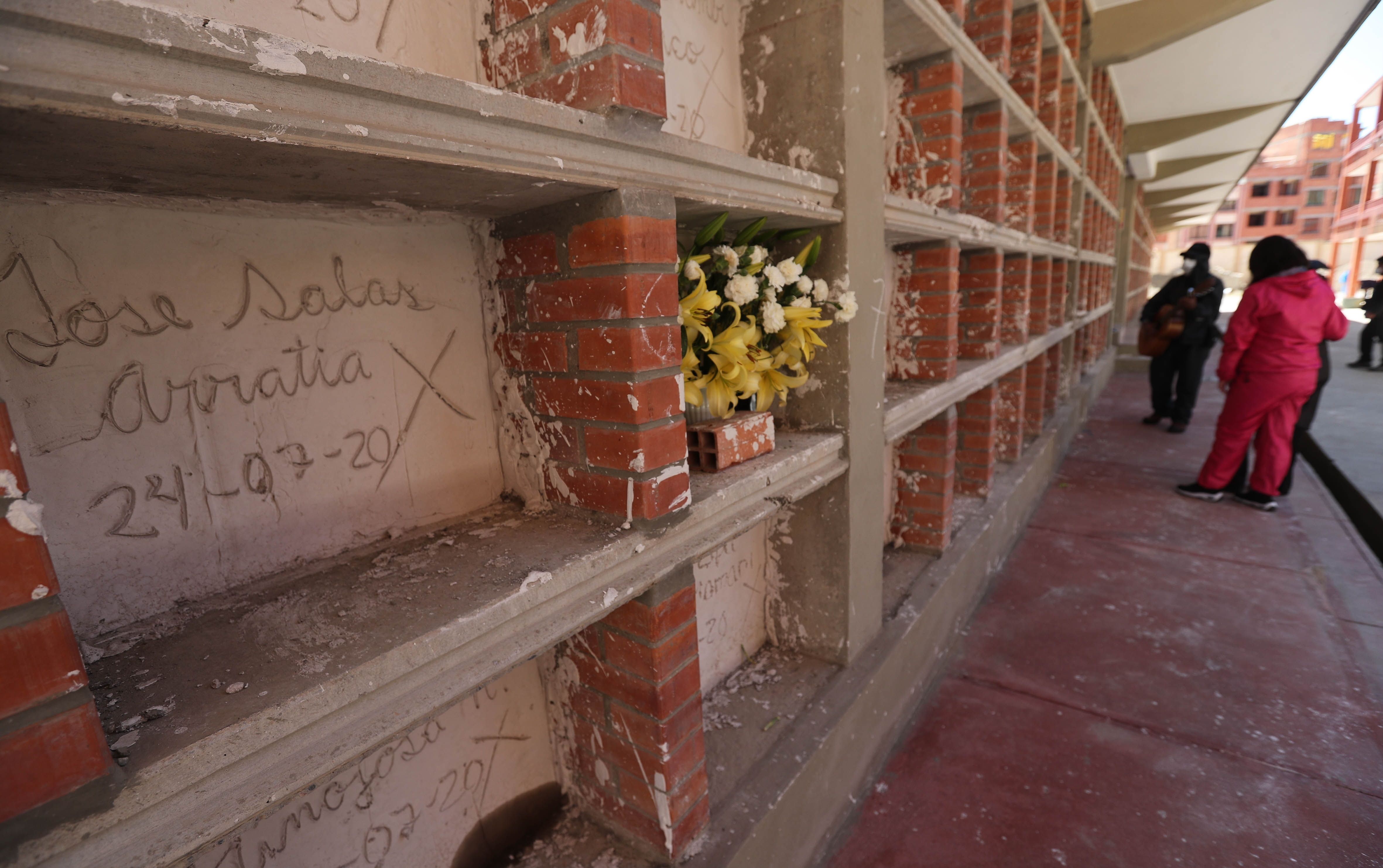 Un anciano fue dado muerto por covid-19, pero su familia se enteró días después que seguía vivo. Foto Prensa Libre: EFE.