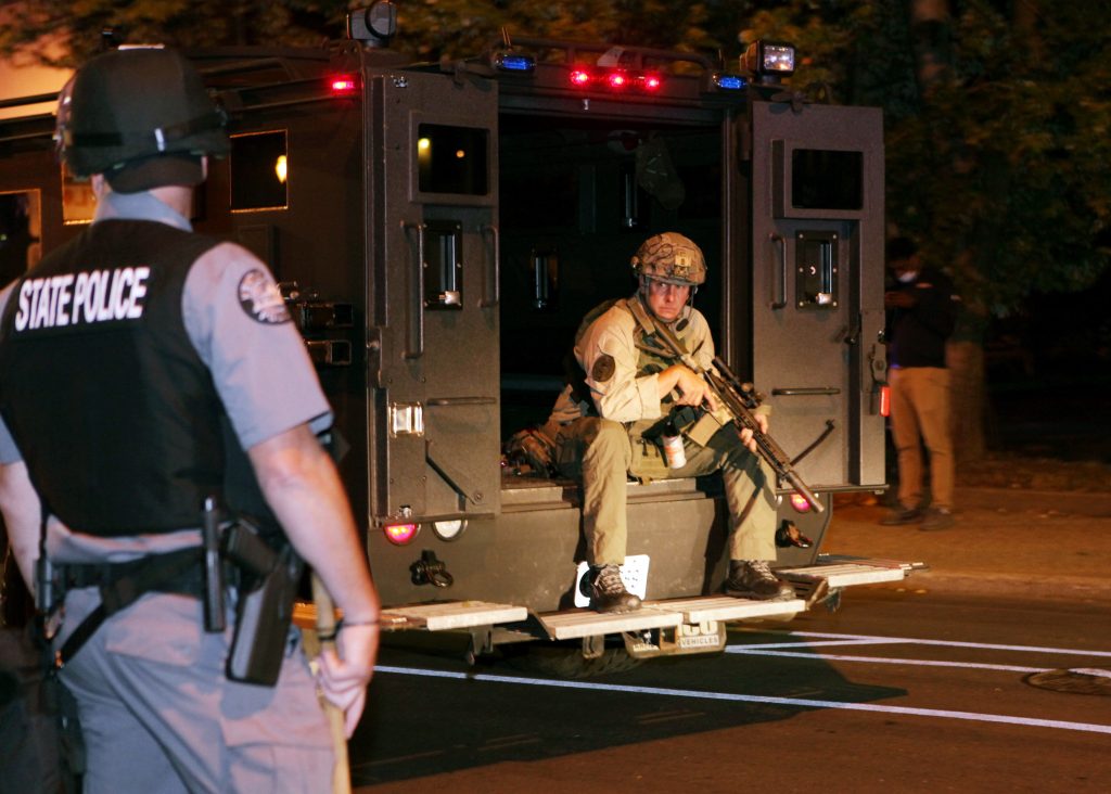 Las protestas en Louisville se tornaron tensas. (Foto Prensa Libre: EFE)