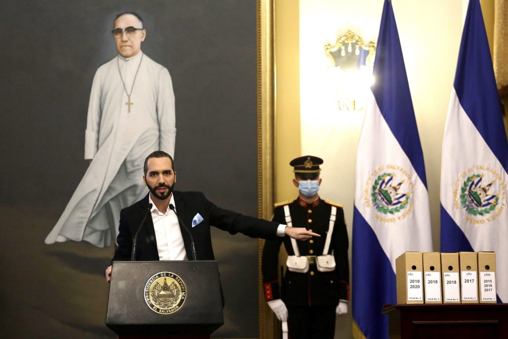 Nayib Bukele, presidente salvadoreño, durante su mensaje en cadena nacional. (Foto Prensa Libre: EFE)