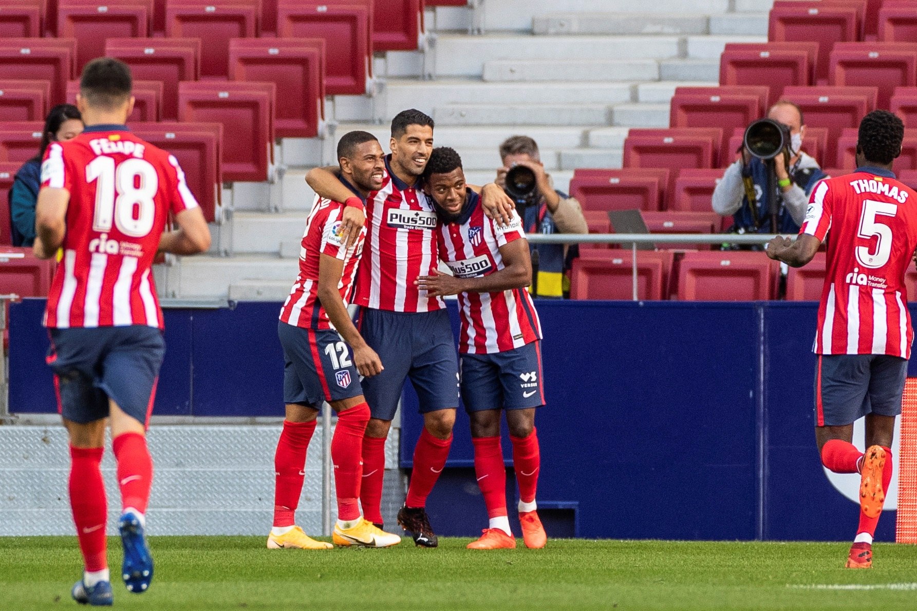 El delantero uruguayo del Atlético de Madrid Luis Suárez celebra su gol ante el Granada durante el partido de la tercera jornada de Liga que disputan en el Estadio Wanda Metropolitano en Madrid.  (Foto Prensa Libre: EFE).